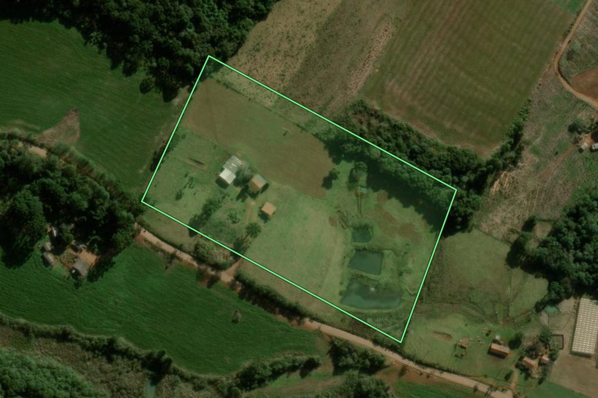 Imagem de satélite do imóvel rural em Santa Maria do Oeste (PR), com o contorno declarado no CAR desenhado por cima.