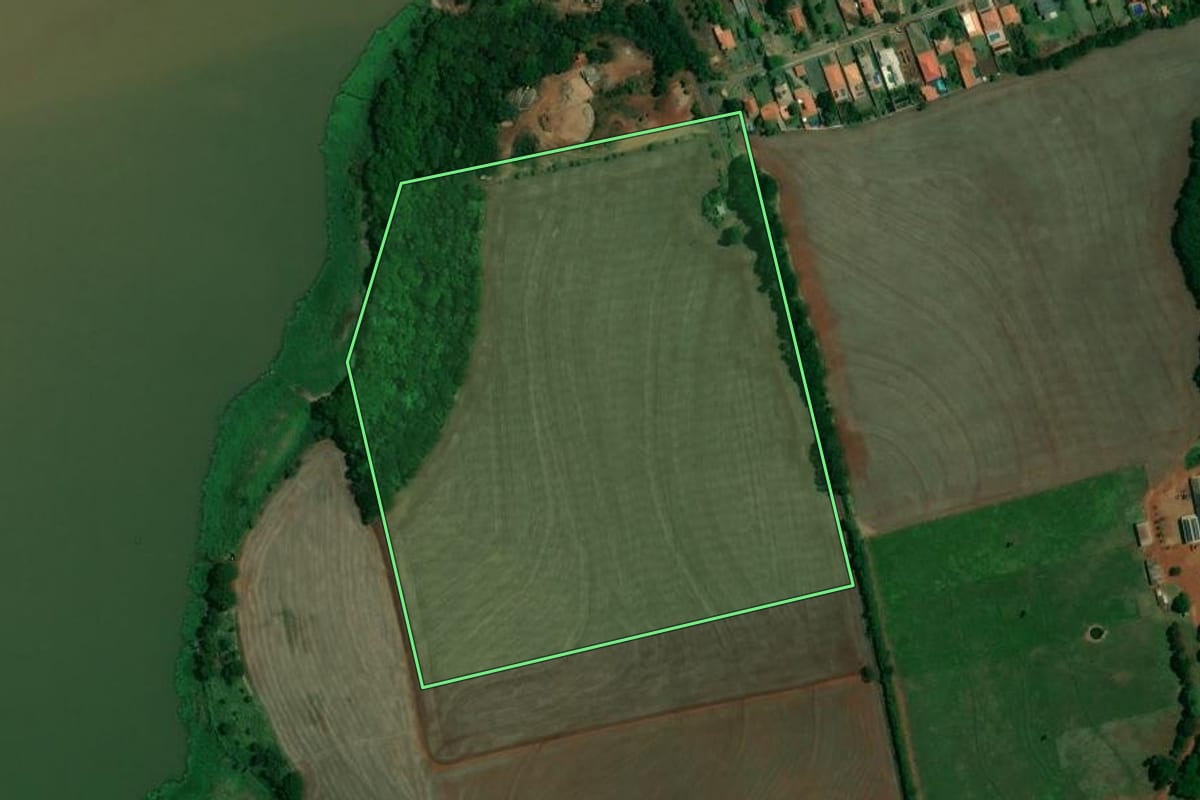 Imagem de satélite do imóvel rural em Santa Mariana (PR), com o contorno declarado no CAR desenhado por cima.