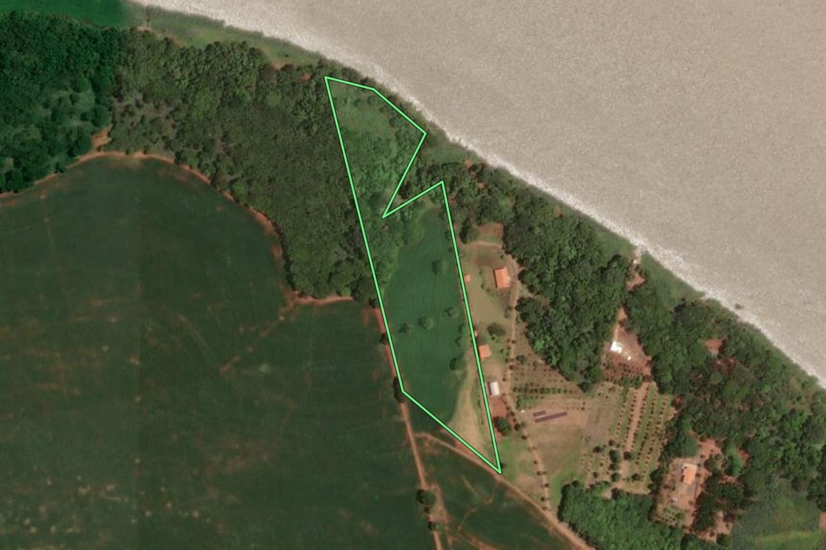 Imagem de satélite do imóvel rural em Santa Mariana (PR), com o contorno declarado no CAR desenhado por cima.