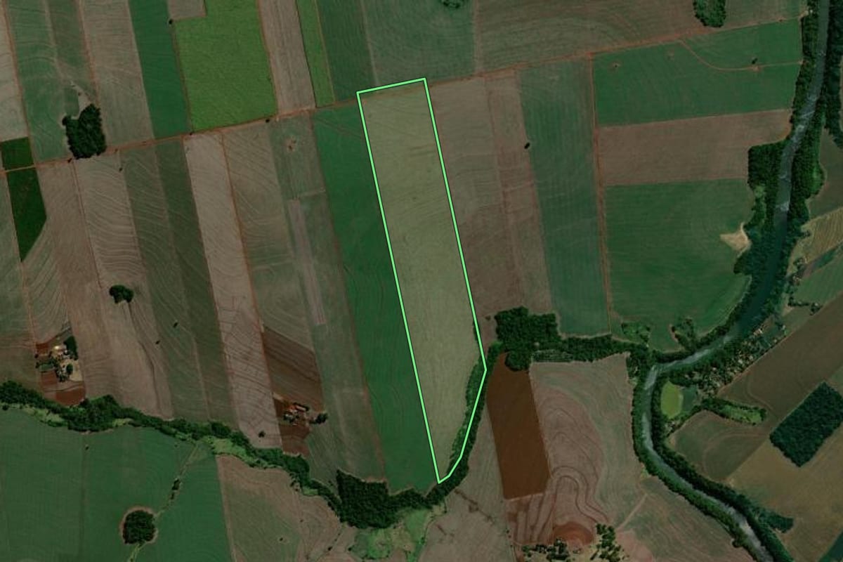 Imagem de satélite do imóvel rural em Santa Mariana (PR), com o contorno declarado no CAR desenhado por cima.