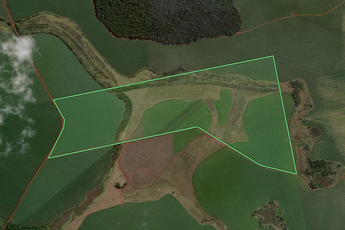 Imagem de satélite do imóvel rural em Santa Mariana (PR), com o contorno declarado no CAR desenhado por cima.
