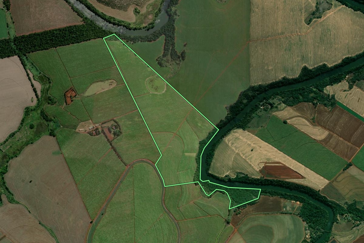 Imagem de satélite do imóvel rural em Santa Mariana (PR), com o contorno declarado no CAR desenhado por cima.