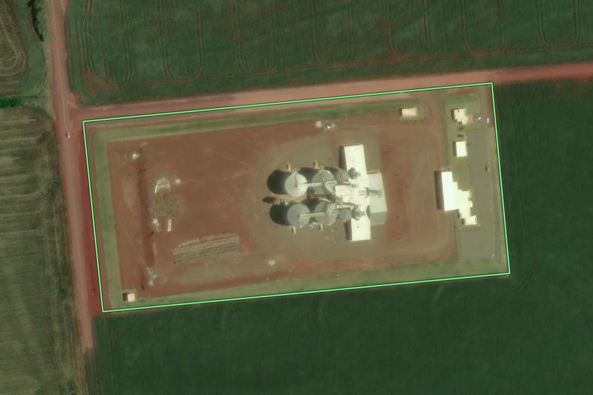 Imagem de satélite do imóvel rural em Santa Mariana (PR), com o contorno declarado no CAR desenhado por cima.