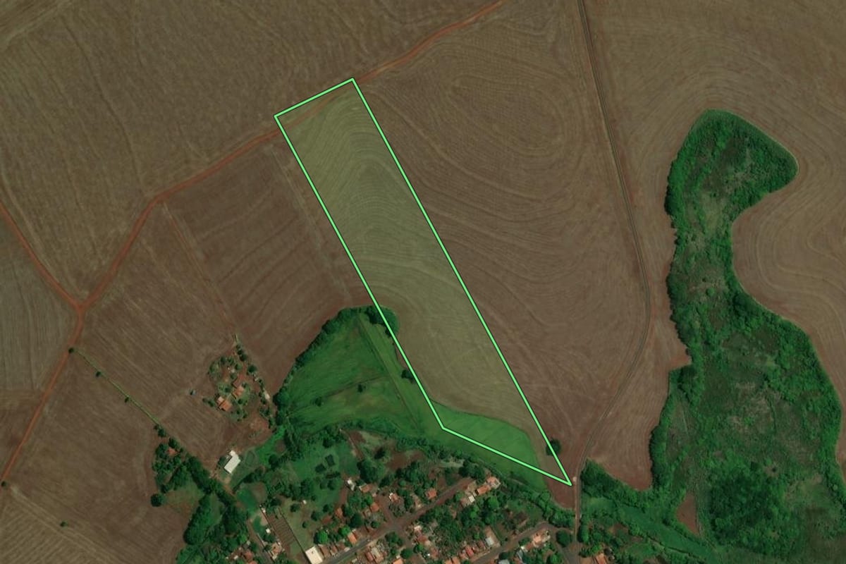 Imagem de satélite do imóvel rural em Santa Mariana (PR), com o contorno declarado no CAR desenhado por cima.
