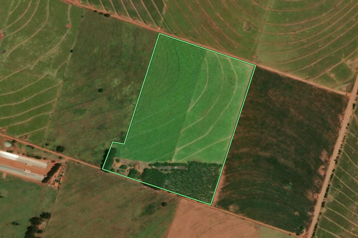 Imagem de satélite do imóvel rural em Santa Mônica (PR), com o contorno declarado no CAR desenhado por cima.