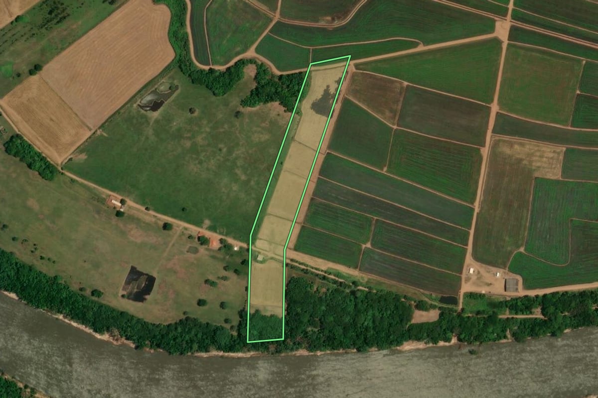 Imagem de satélite do imóvel rural em Santa Mônica (PR), com o contorno declarado no CAR desenhado por cima.