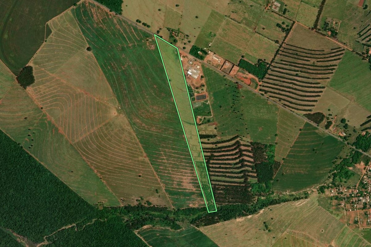Imagem de satélite do imóvel rural em Santa Mônica (PR), com o contorno declarado no CAR desenhado por cima.