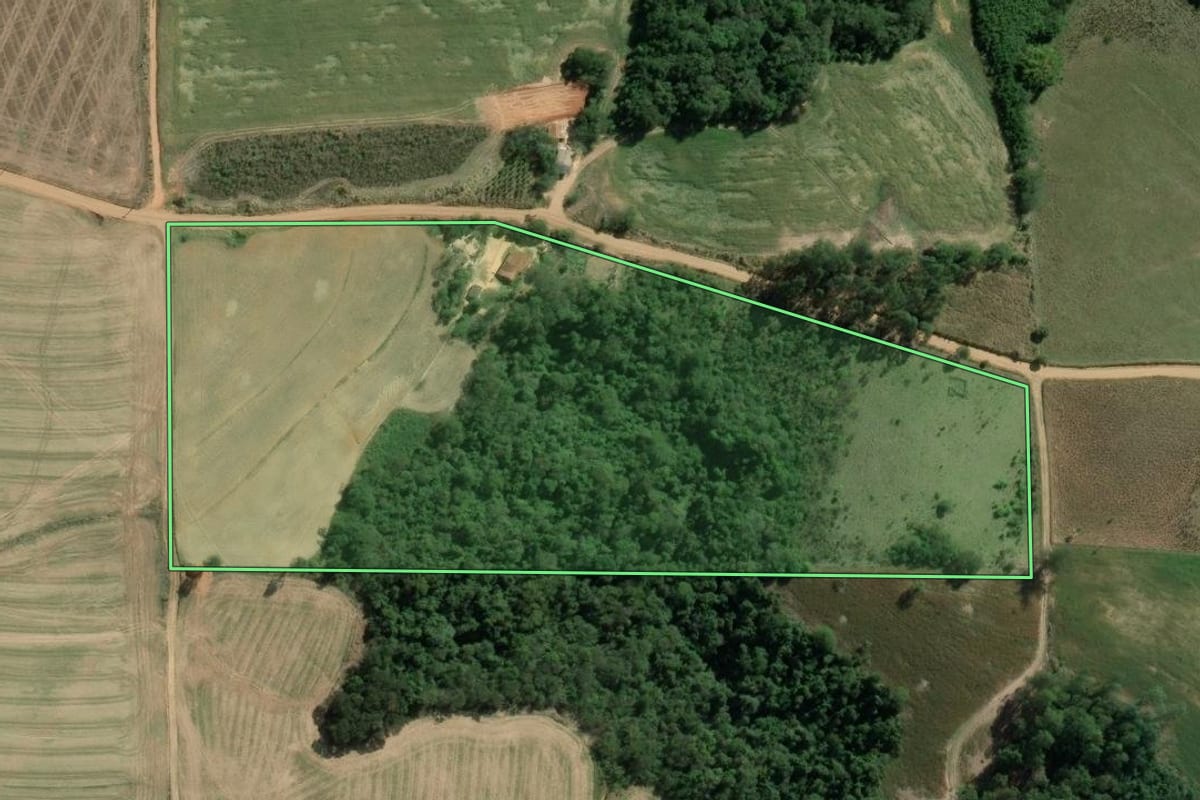Imagem de satélite do imóvel rural em Santana do Itararé (PR), com o contorno declarado no CAR desenhado por cima.