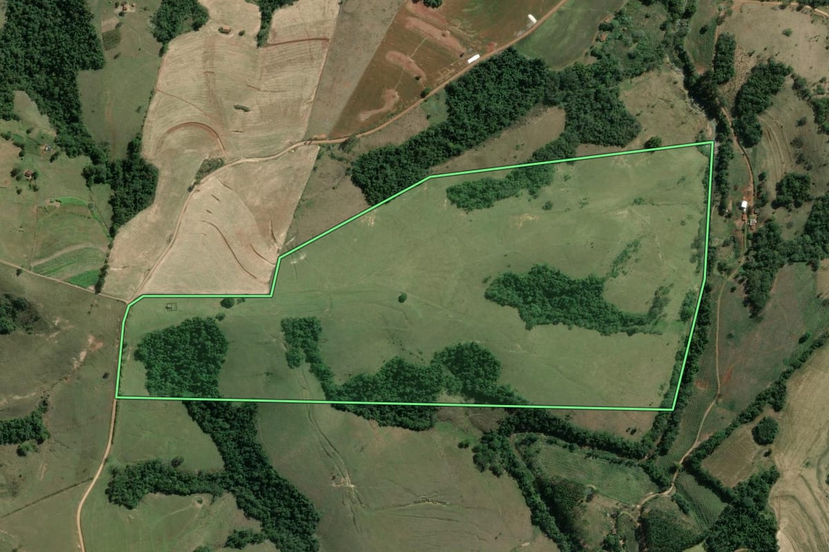 Imagem de satélite do imóvel rural em Santana do Itararé (PR), com o contorno declarado no CAR desenhado por cima.