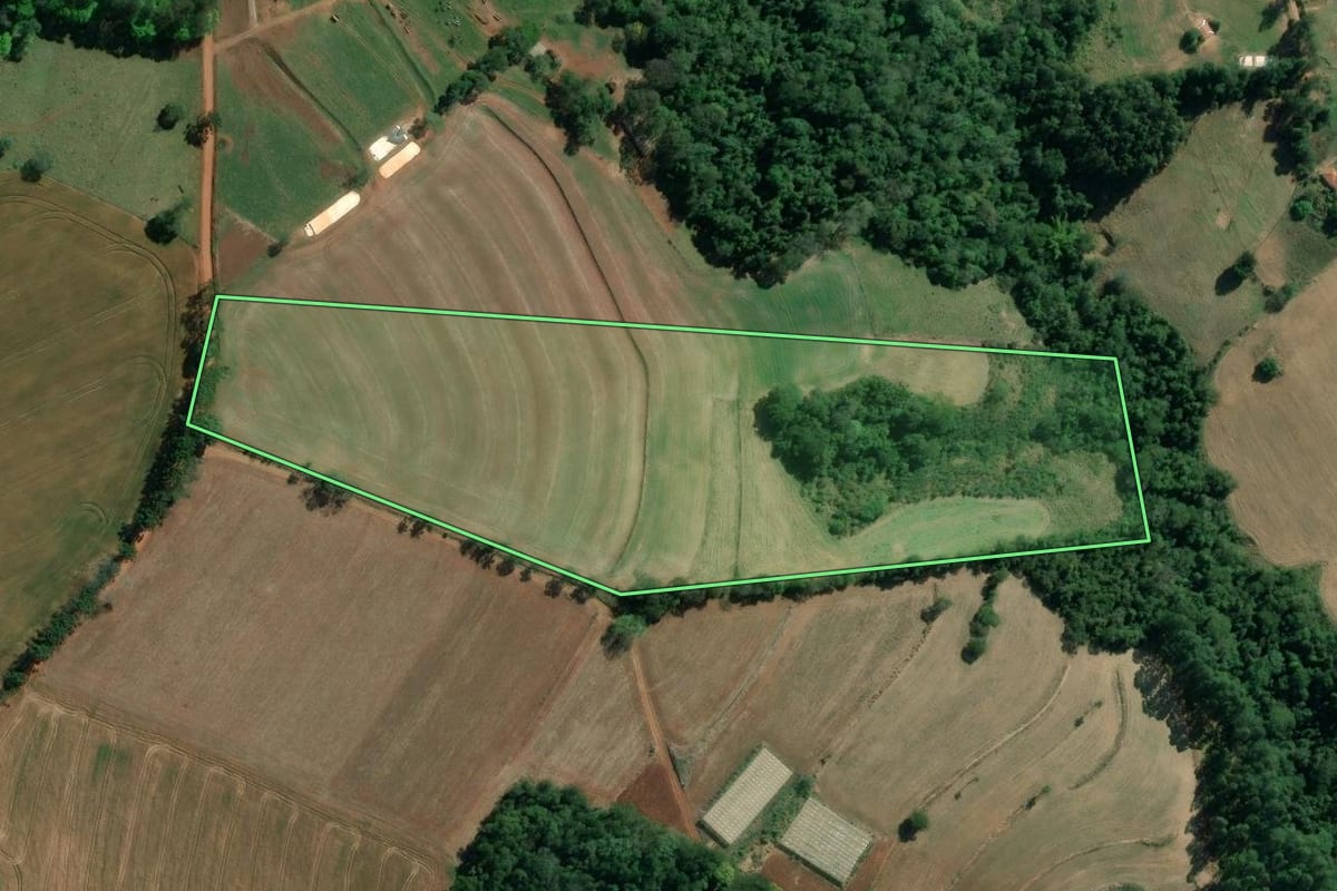 Imagem de satélite do imóvel rural em Santana do Itararé (PR), com o contorno declarado no CAR desenhado por cima.