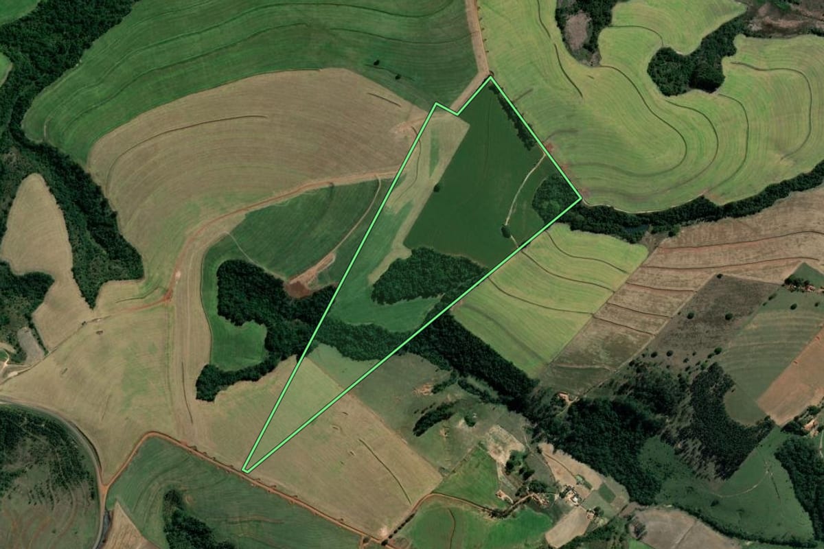 Imagem de satélite do imóvel rural em Santana do Itararé (PR), com o contorno declarado no CAR desenhado por cima.