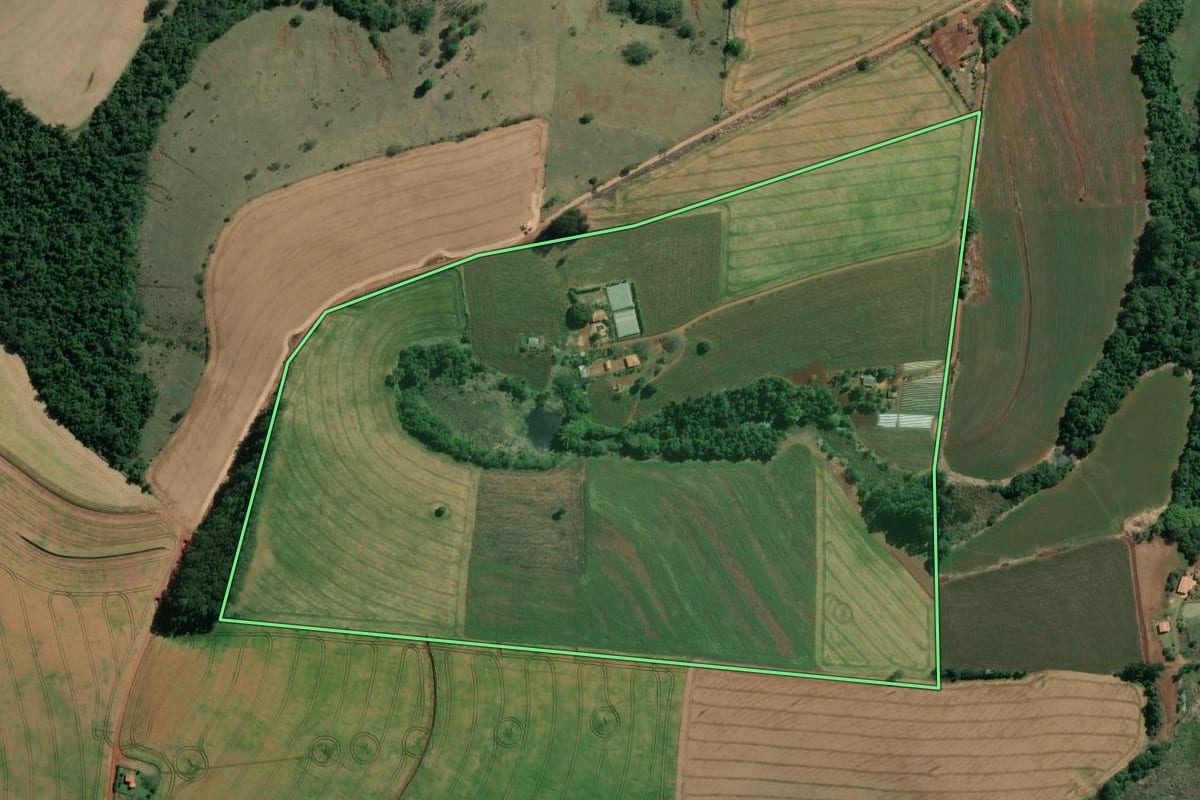Imagem de satélite do imóvel rural em Santana do Itararé (PR), com o contorno declarado no CAR desenhado por cima.