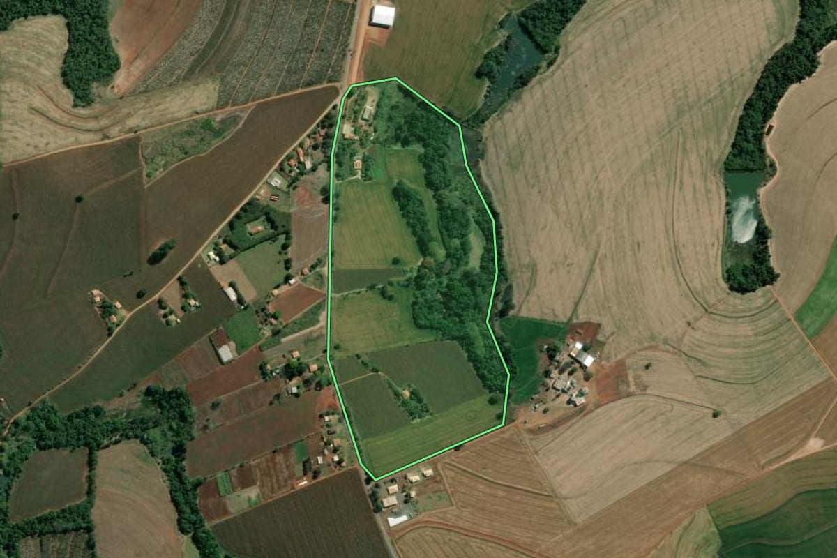 Imagem de satélite do imóvel rural em Santana do Itararé (PR), com o contorno declarado no CAR desenhado por cima.