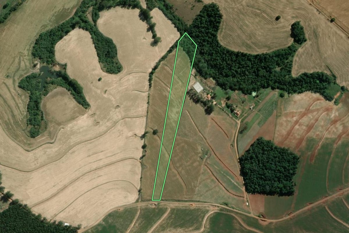 Imagem de satélite do imóvel rural em Santana do Itararé (PR), com o contorno declarado no CAR desenhado por cima.