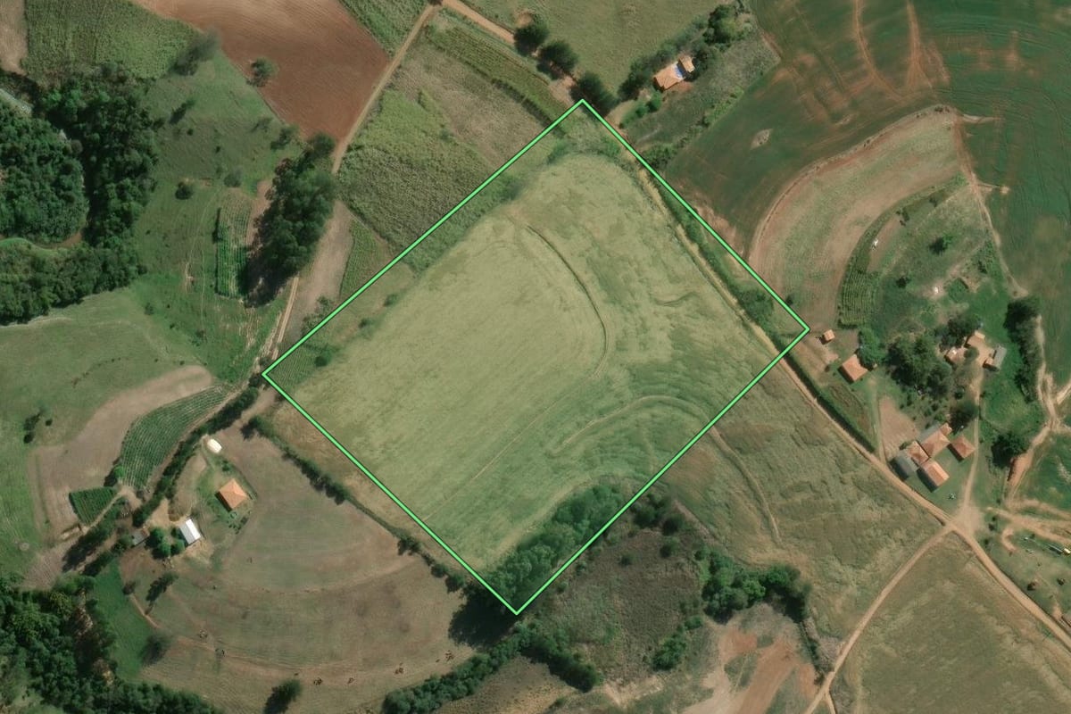 Imagem de satélite do imóvel rural em Santana do Itararé (PR), com o contorno declarado no CAR desenhado por cima.