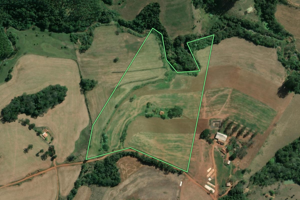 Imagem de satélite do imóvel rural em Santana do Itararé (PR), com o contorno declarado no CAR desenhado por cima.