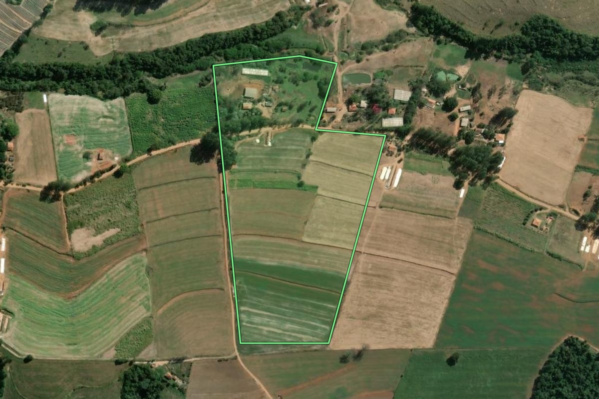 Imagem de satélite do imóvel rural em Santana do Itararé (PR), com o contorno declarado no CAR desenhado por cima.