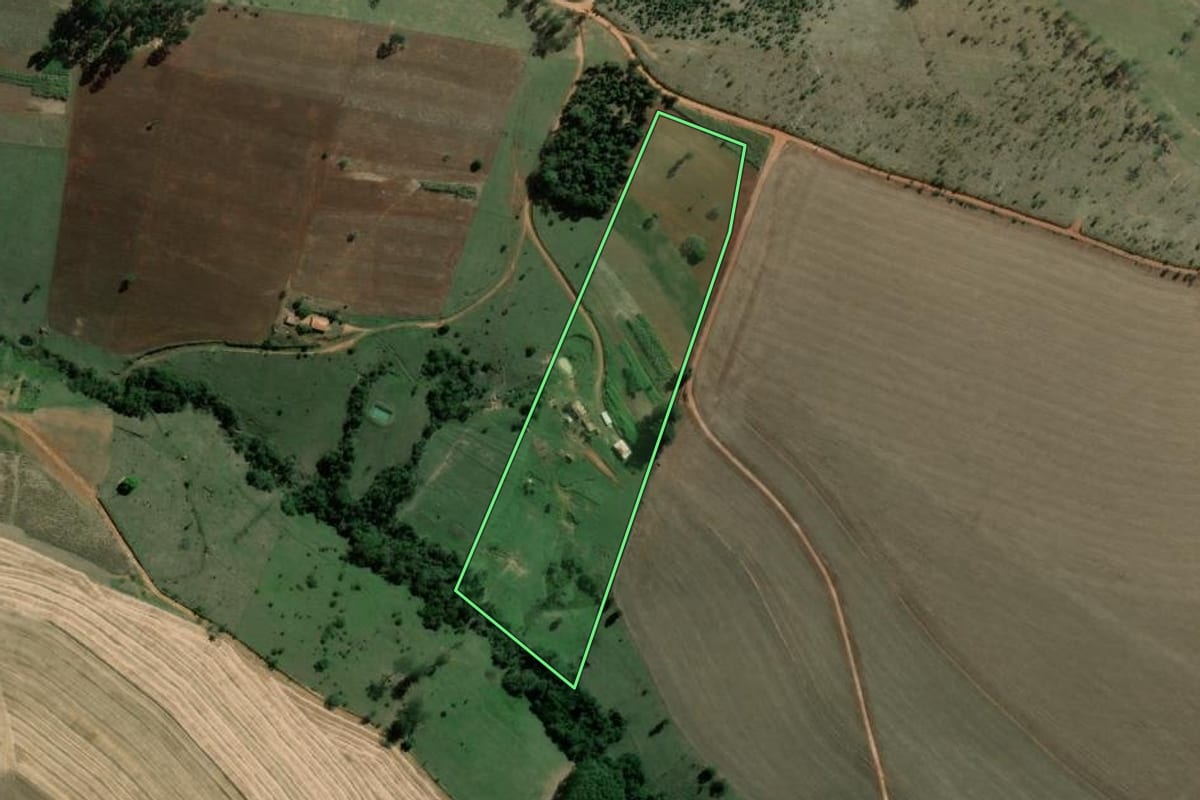 Imagem de satélite do imóvel rural em Santana do Itararé (PR), com o contorno declarado no CAR desenhado por cima.
