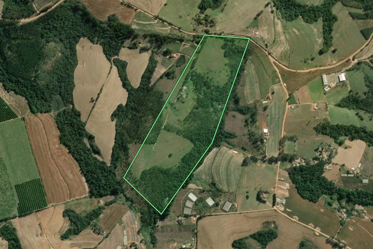 Imagem de satélite do imóvel rural em Santana do Itararé (PR), com o contorno declarado no CAR desenhado por cima.