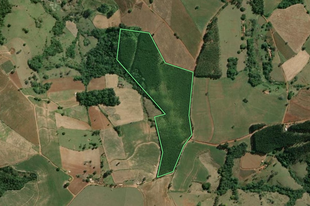Imagem de satélite do imóvel rural em Salto do Itararé (PR), com o contorno declarado no CAR desenhado por cima.