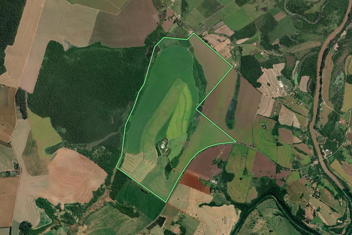 Imagem de satélite do imóvel rural em Santana do Itararé (PR), com o contorno declarado no CAR desenhado por cima.