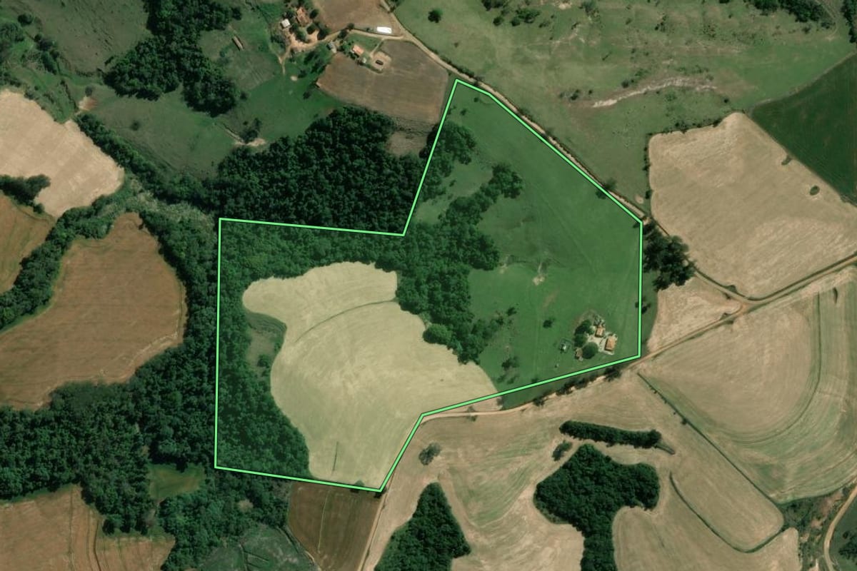 Imagem de satélite do imóvel rural em Santana do Itararé (PR), com o contorno declarado no CAR desenhado por cima.