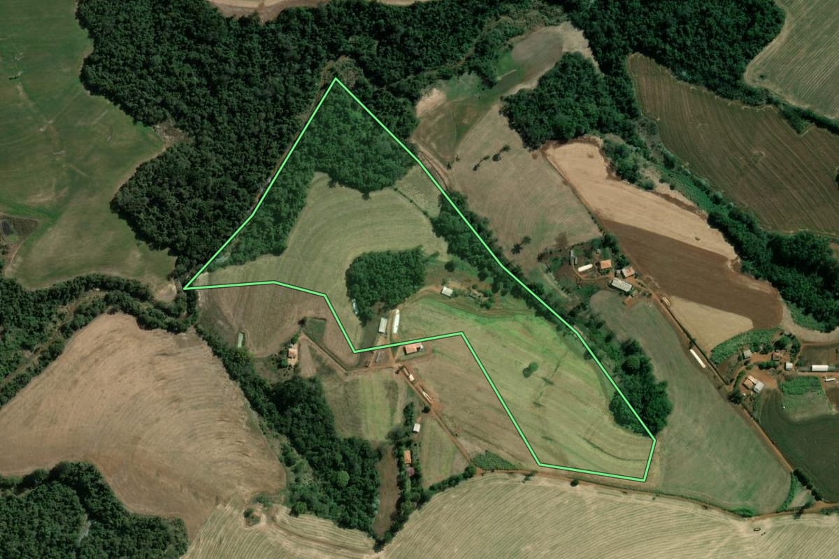 Imagem de satélite do imóvel rural em Santana do Itararé (PR), com o contorno declarado no CAR desenhado por cima.