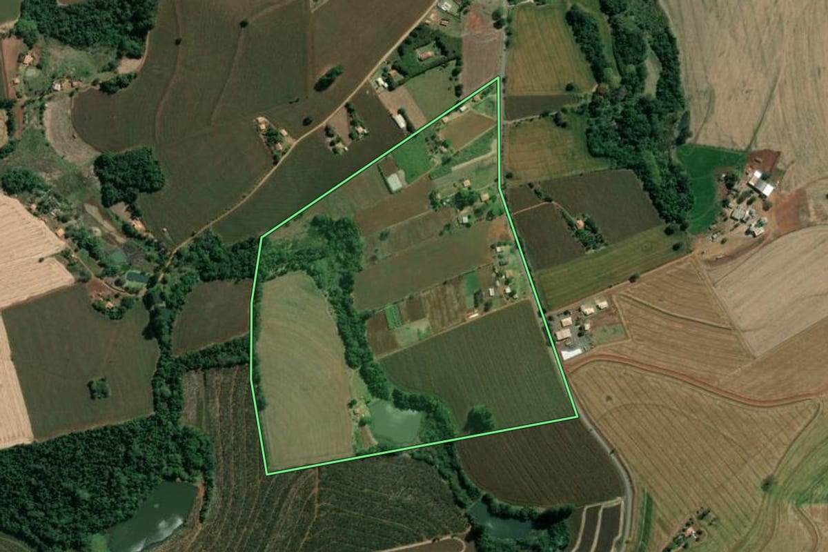 Imagem de satélite do imóvel rural em Santana do Itararé (PR), com o contorno declarado no CAR desenhado por cima.