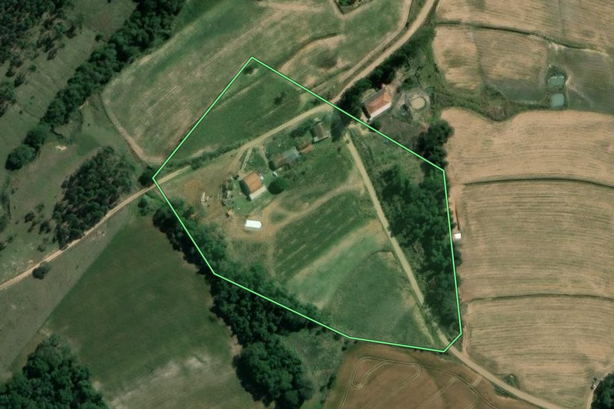 Imagem de satélite do imóvel rural em Santana do Itararé (PR), com o contorno declarado no CAR desenhado por cima.