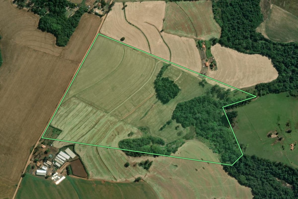Imagem de satélite do imóvel rural em Santana do Itararé (PR), com o contorno declarado no CAR desenhado por cima.