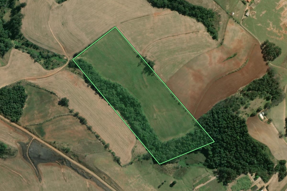 Imagem de satélite do imóvel rural em Santana do Itararé (PR), com o contorno declarado no CAR desenhado por cima.