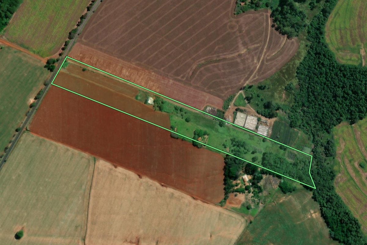 Imagem de satélite do imóvel rural em Santana do Itararé (PR), com o contorno declarado no CAR desenhado por cima.