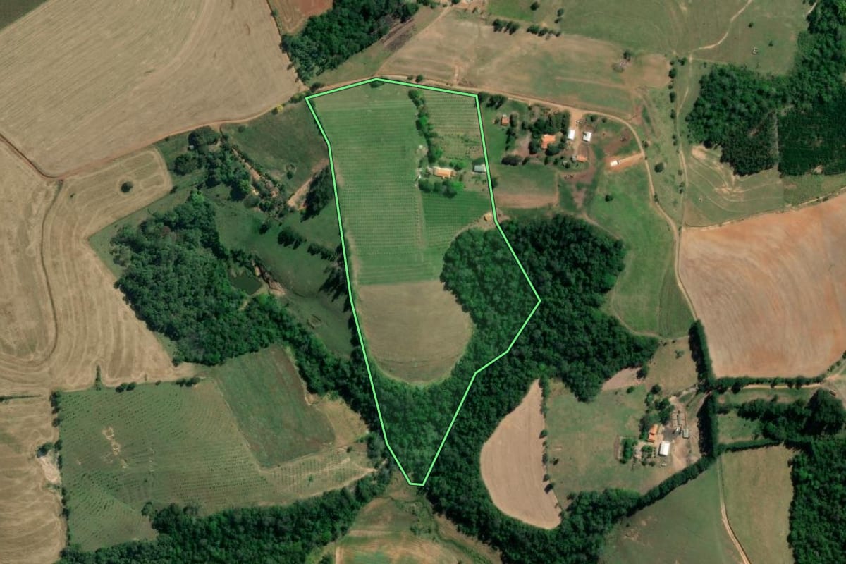 Imagem de satélite do imóvel rural em Santana do Itararé (PR), com o contorno declarado no CAR desenhado por cima.