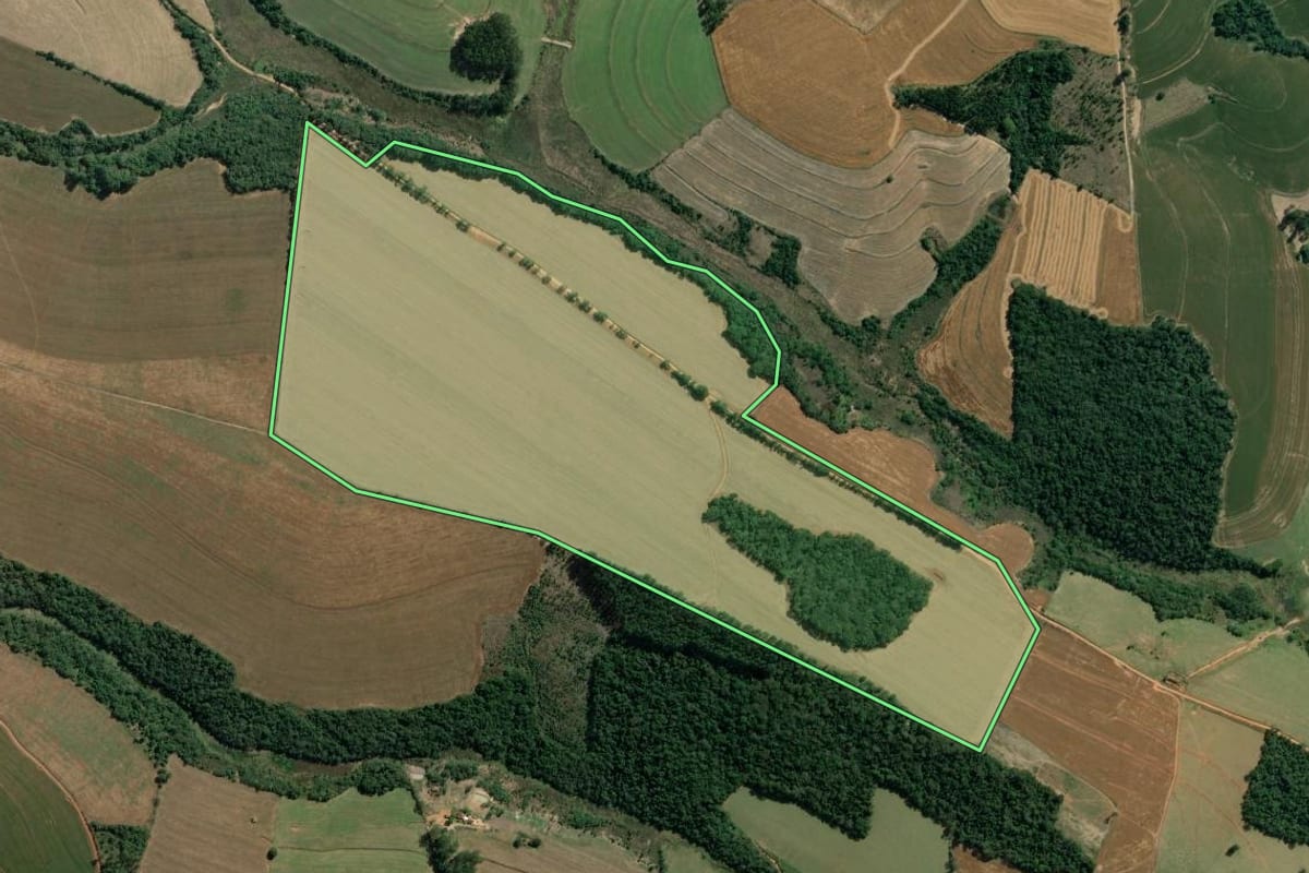 Imagem de satélite do imóvel rural em Santana do Itararé (PR), com o contorno declarado no CAR desenhado por cima.