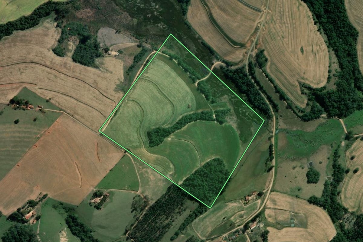 Imagem de satélite do imóvel rural em Santana do Itararé (PR), com o contorno declarado no CAR desenhado por cima.