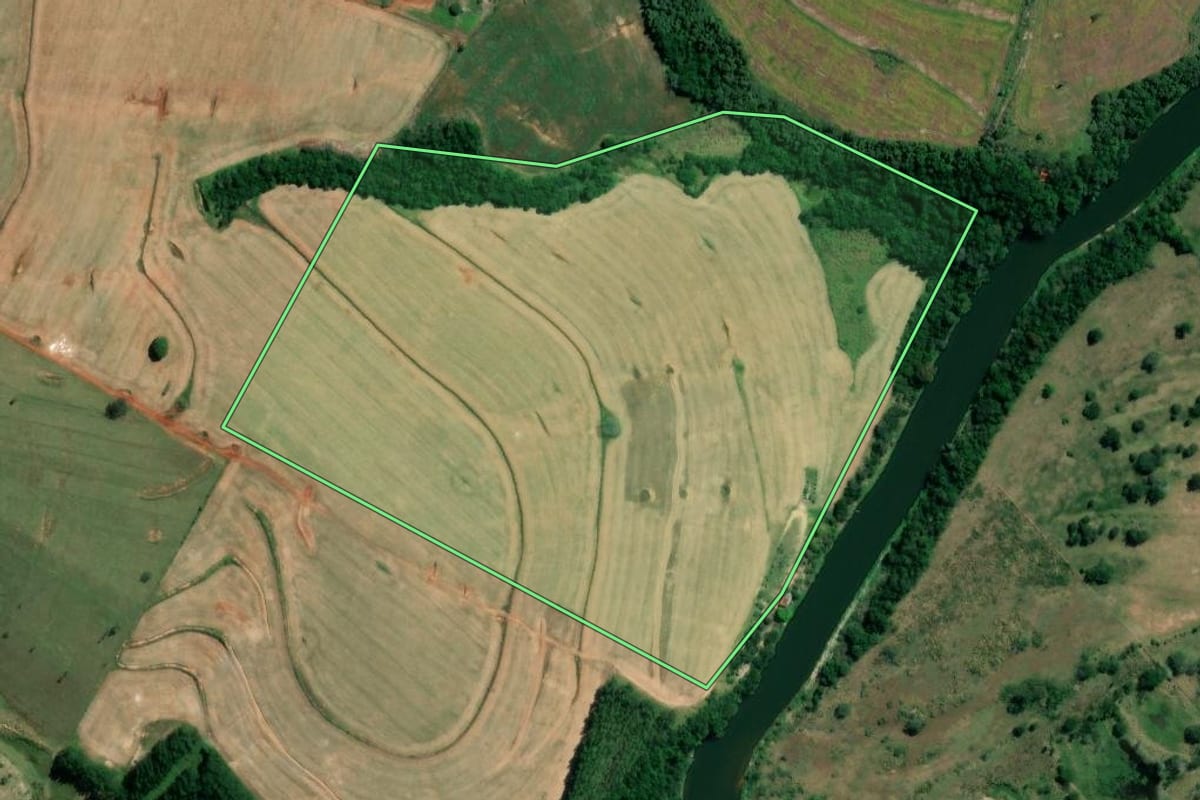 Imagem de satélite do imóvel rural em Santana do Itararé (PR), com o contorno declarado no CAR desenhado por cima.