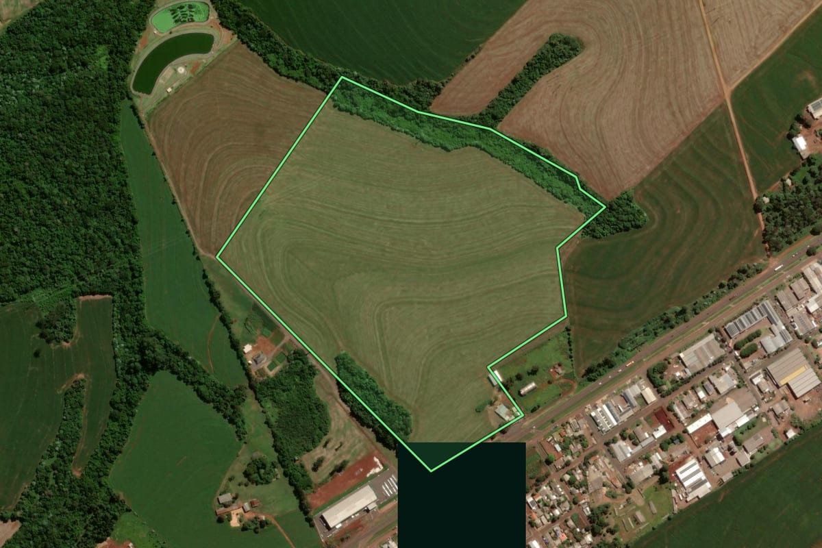 Imagem de satélite do imóvel rural em Santa Tereza do Oeste (PR), com o contorno declarado no CAR desenhado por cima.