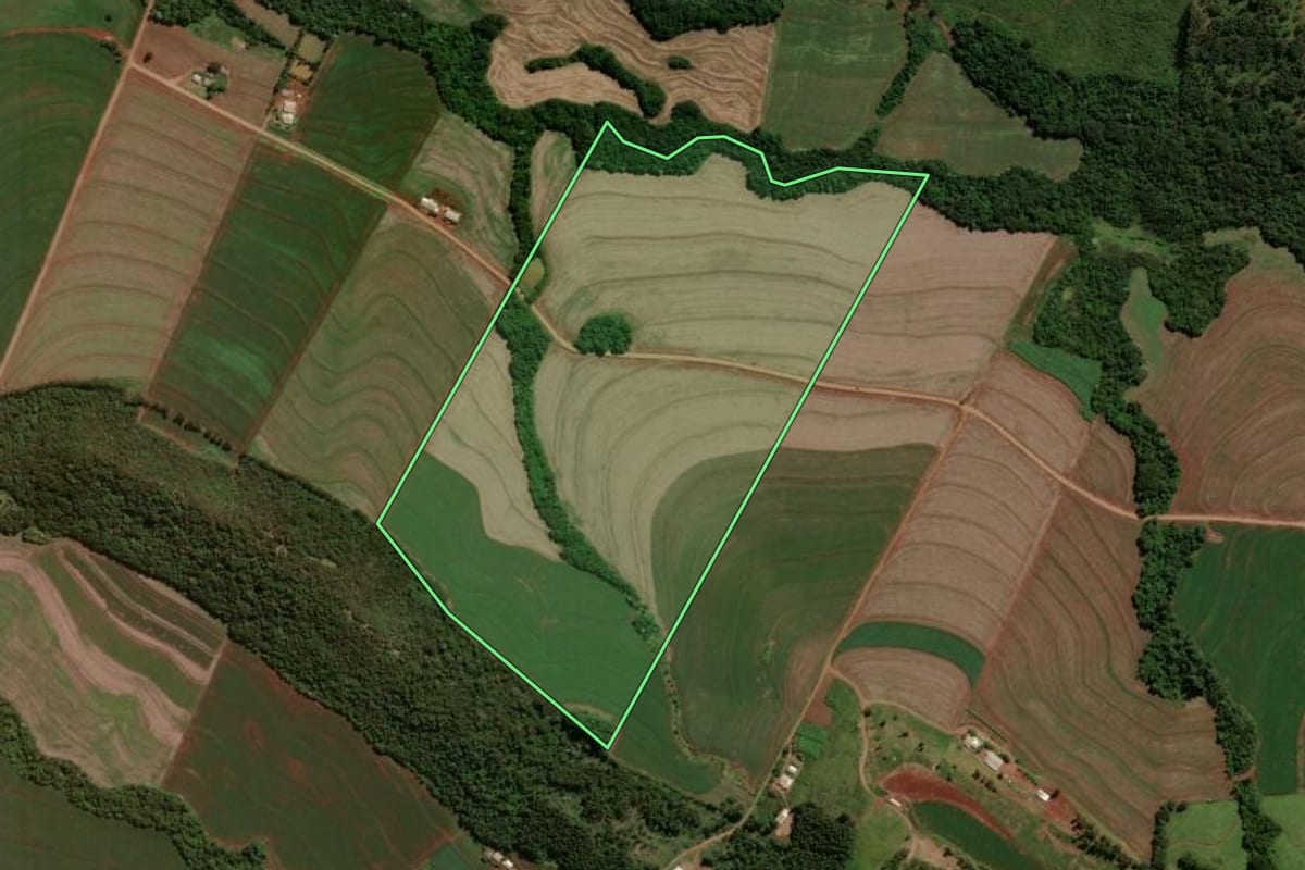 Imagem de satélite do imóvel rural em Santa Tereza do Oeste (PR), com o contorno declarado no CAR desenhado por cima.