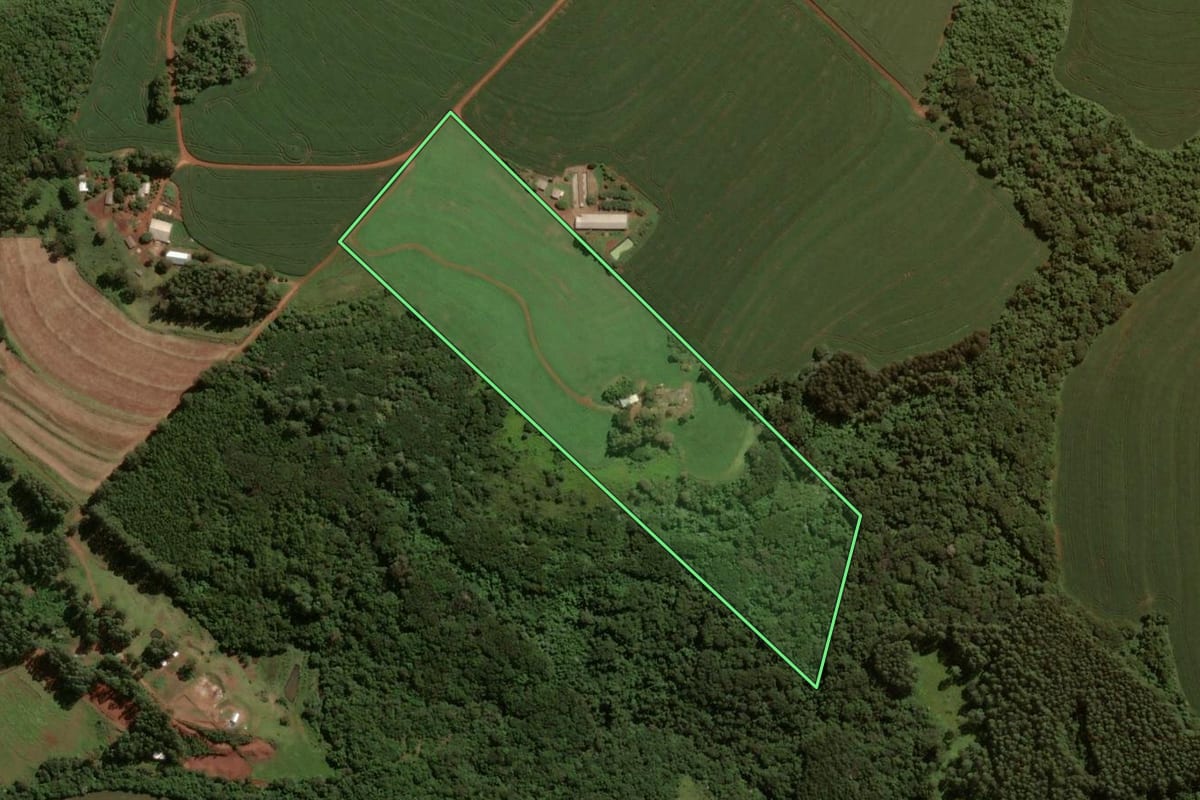 Imagem de satélite do imóvel rural em Santa Tereza do Oeste (PR), com o contorno declarado no CAR desenhado por cima.