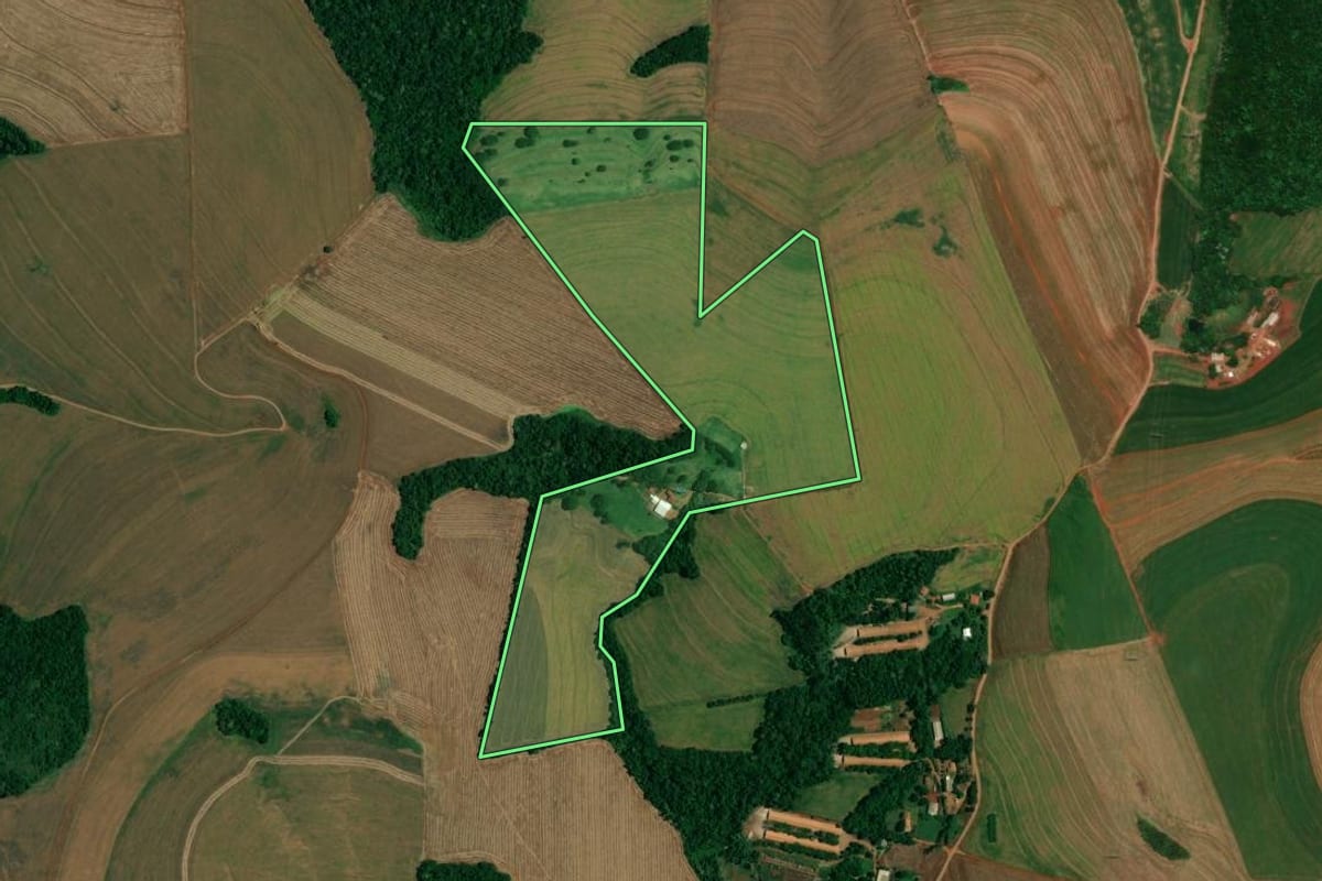 Imagem de satélite do imóvel rural em Santa Tereza do Oeste (PR), com o contorno declarado no CAR desenhado por cima.