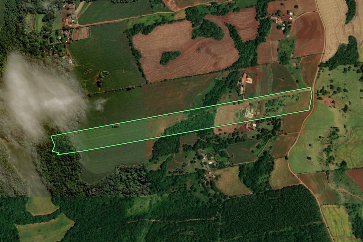 Imagem de satélite do imóvel rural em Santa Tereza do Oeste (PR), com o contorno declarado no CAR desenhado por cima.