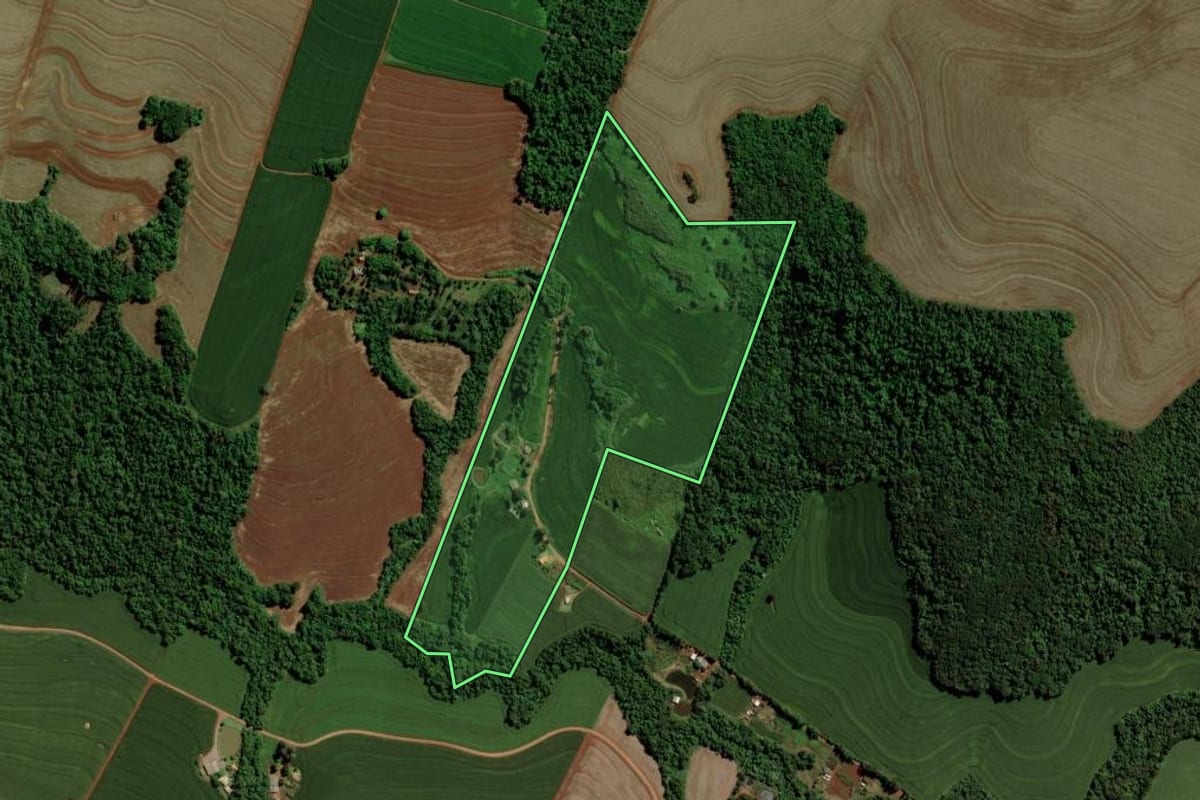 Imagem de satélite do imóvel rural em Santa Tereza do Oeste (PR), com o contorno declarado no CAR desenhado por cima.