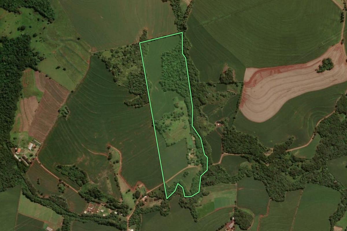 Imagem de satélite do imóvel rural em Santa Tereza do Oeste (PR), com o contorno declarado no CAR desenhado por cima.