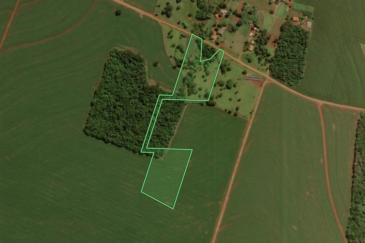 Imagem de satélite do imóvel rural em Santa Tereza do Oeste (PR), com o contorno declarado no CAR desenhado por cima.
