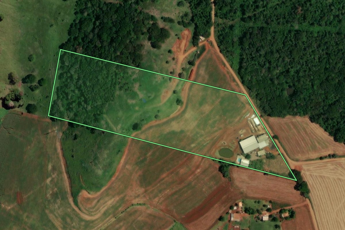 Imagem de satélite do imóvel rural em Santa Tereza do Oeste (PR), com o contorno declarado no CAR desenhado por cima.