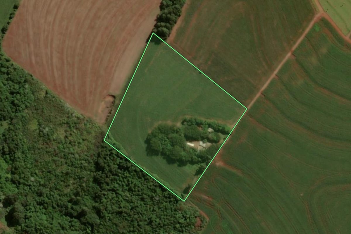 Imagem de satélite do imóvel rural em Santa Tereza do Oeste (PR), com o contorno declarado no CAR desenhado por cima.