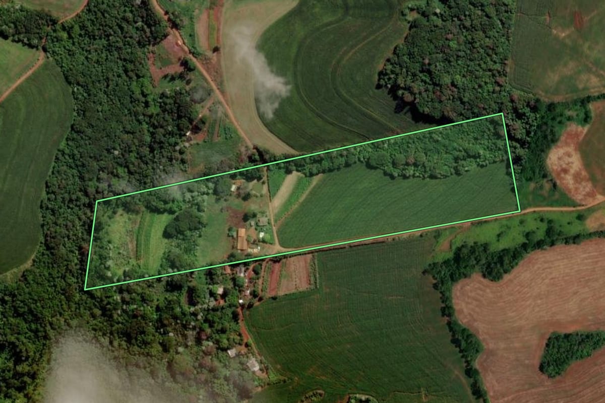 Imagem de satélite do imóvel rural em Santa Tereza do Oeste (PR), com o contorno declarado no CAR desenhado por cima.