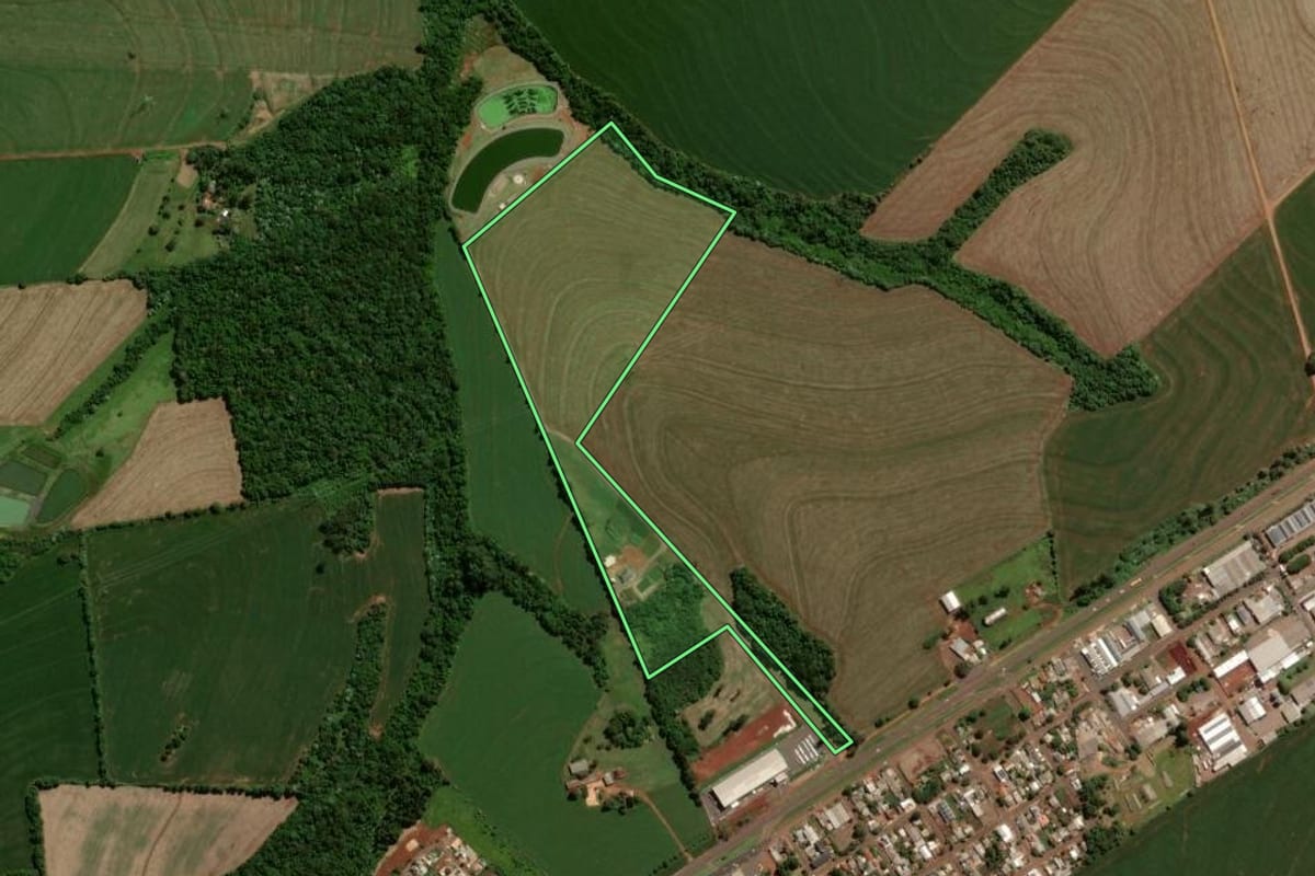 Imagem de satélite do imóvel rural em Santa Tereza do Oeste (PR), com o contorno declarado no CAR desenhado por cima.