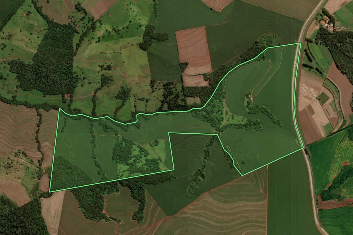 Imagem de satélite do imóvel rural em Santa Tereza do Oeste (PR), com o contorno declarado no CAR desenhado por cima.
