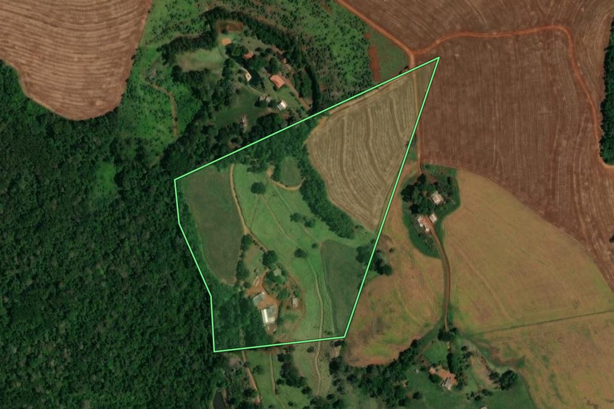 Imagem de satélite do imóvel rural em Santa Tereza do Oeste (PR), com o contorno declarado no CAR desenhado por cima.